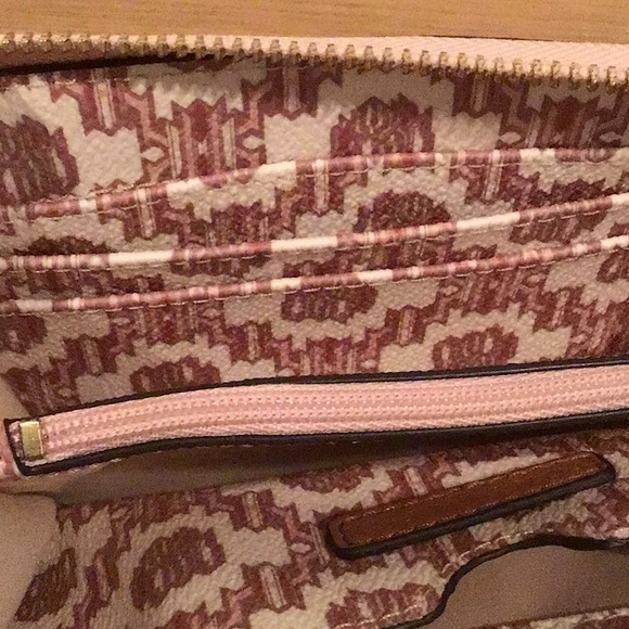 Tory Burch Kerrington Smartphone Wristlet 🌟 HOST PICK - Picture 9 of 13